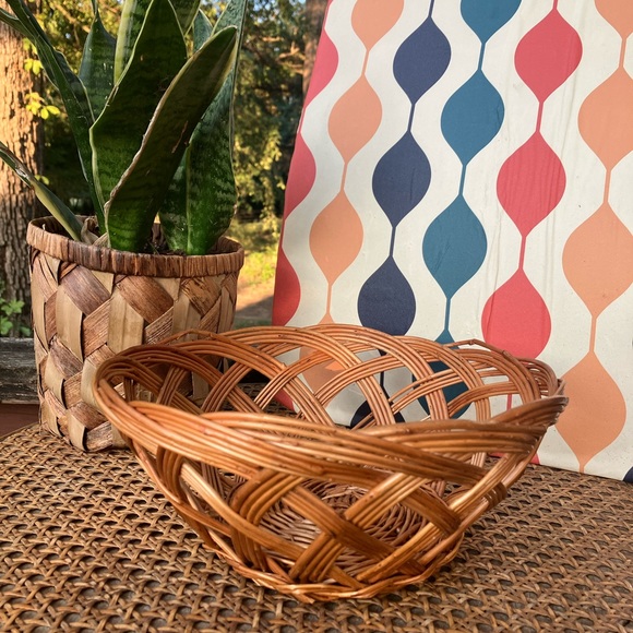 Yugoslavian Tan Woven Whicker Serving/Fruit Basket - Picture 12 of 12